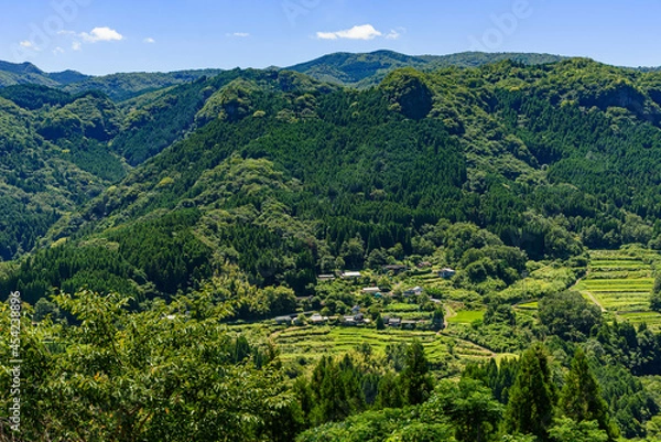 Obraz 山の中にある小さな集落の風景