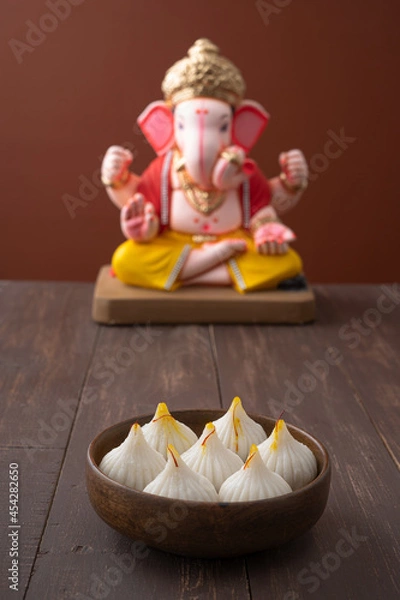 Fototapeta Steamed Modak, ukdiche modak, white modak made from rice flour and coconut jaggery filling. Modak is a traditional Indian sweet made during Ganesh Utsav and also offered to Lord Ganesha.