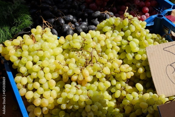 Obraz bunches of green grapes in the bazaar

