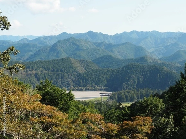 Fototapeta 山から見下ろした大斎原の景色（和歌山県田辺市本宮町熊野本宮大社旧社地）