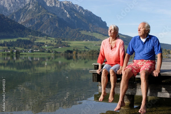 Obraz Para siedzi nad morzem