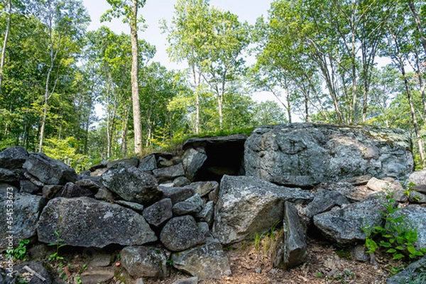 Obraz America's Stonehenge in Salem, New Hampshire. Ancient stone structures around 4000 years old