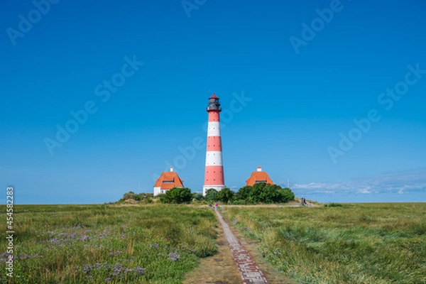 Fototapeta Offizieller Wanderweg durch das Vogelschutzgebiet zum Leuchtturm Westerhever an der Nordseeküste
