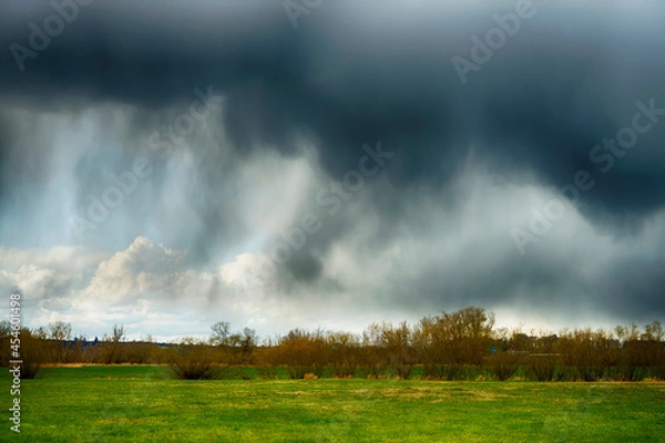 Obraz Große Regenwolke über der Landschaft