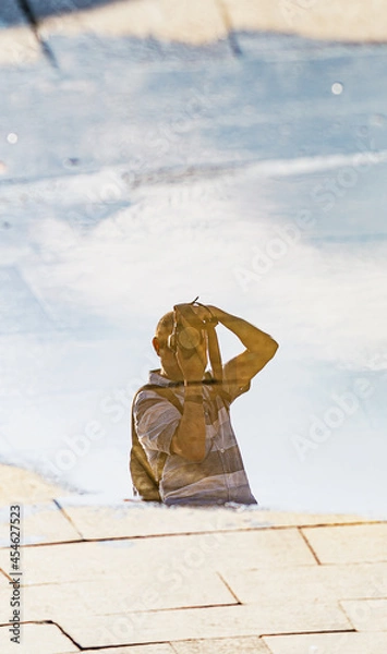 Obraz Man reflection in the pudle