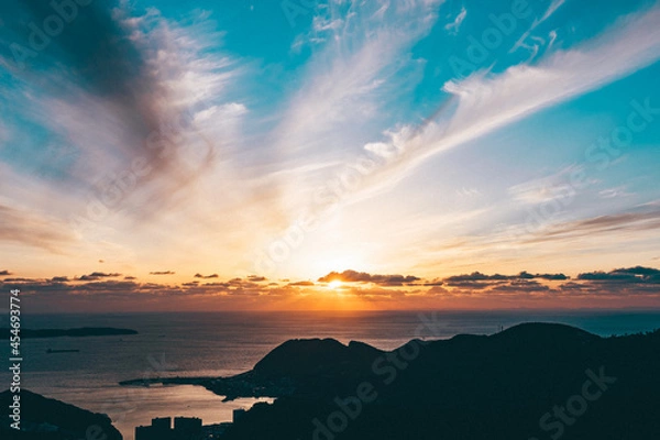 Obraz 海岸線に沈むドラマチックな夕日