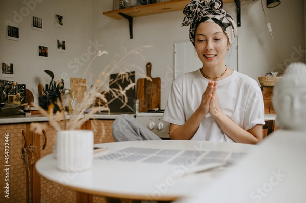 Obraz woman with tarot cards on the white kitchen