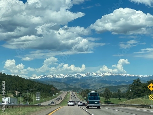 Fototapeta road to the mountains