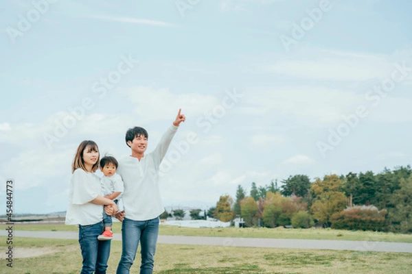 Fototapeta 空と家族・ファミリー・赤ちゃん（指差す）
