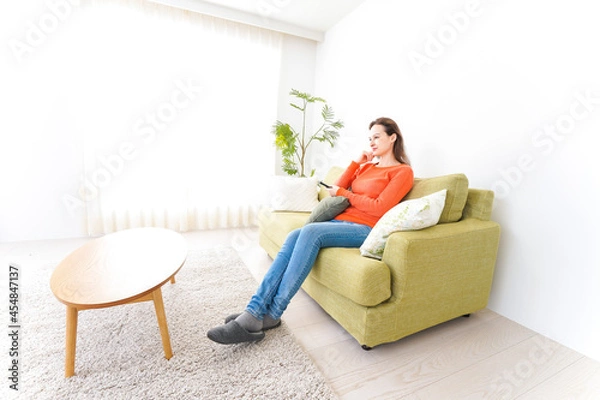 Fototapeta 家でテレビを見る女性