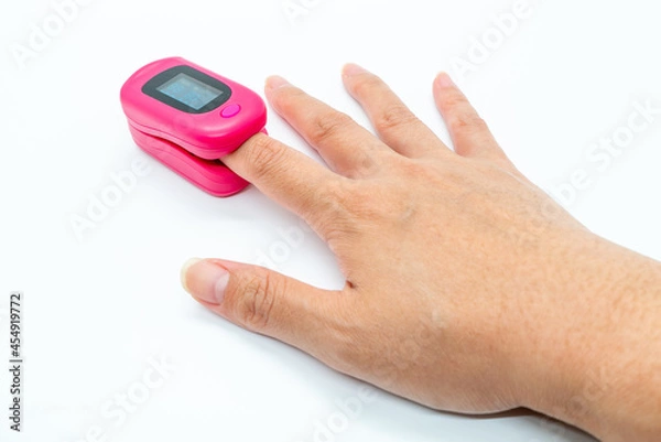 Obraz パルスオキシメーターで血液中の酸素濃度と脈拍を計測する手のアップ