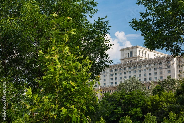Fototapeta ルーマニア　首都ブカレストにあるイズヴォル・パークから見える国民の館