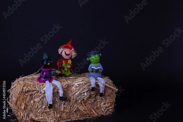 Obraz Halloween Characters Sitting on a Haystack - Fun Times