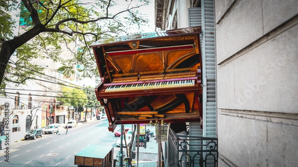 Obraz piano in the window