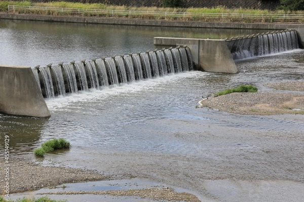 Obraz せき止められた川の流れる水