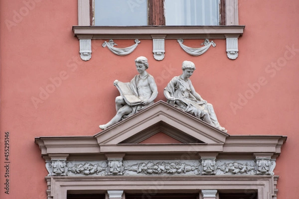 Fototapeta old Statuettes on the building of the Court of Appeal from Cluj, August, 2021 Romania