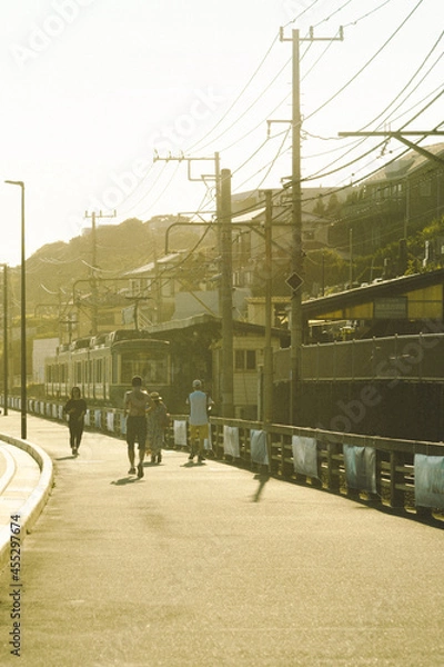 Obraz 江ノ電と夕焼け