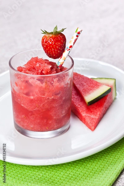 Obraz Granita de melancia e morango com limonada 