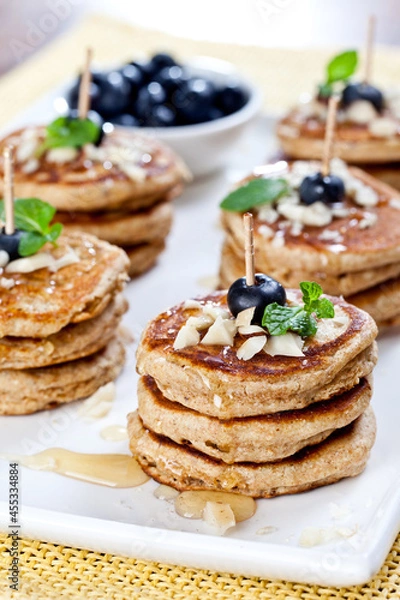 Obraz Mini panqueca com mel, mirtillo e castanha do Pará