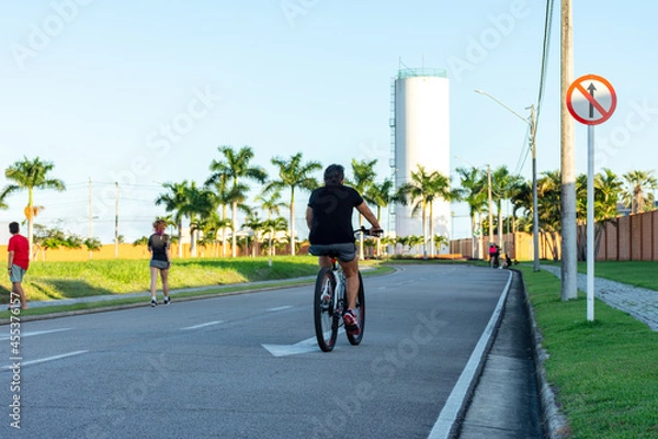 Fototapeta Pedalando no final da tarde