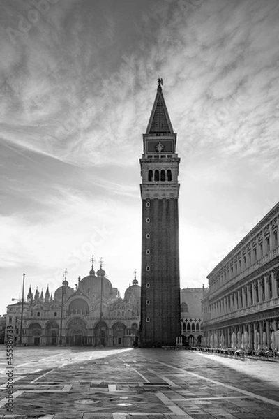 Fototapeta view to St. Mark's square with campanile and basilica in early morning, Venice