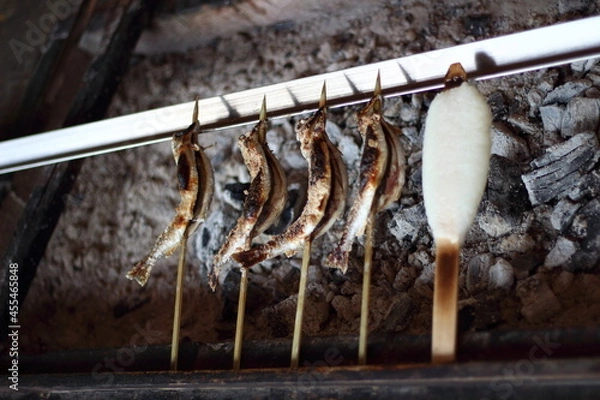 Fototapeta 鮎の塩焼きと五平餅を炭火で焼いている風景