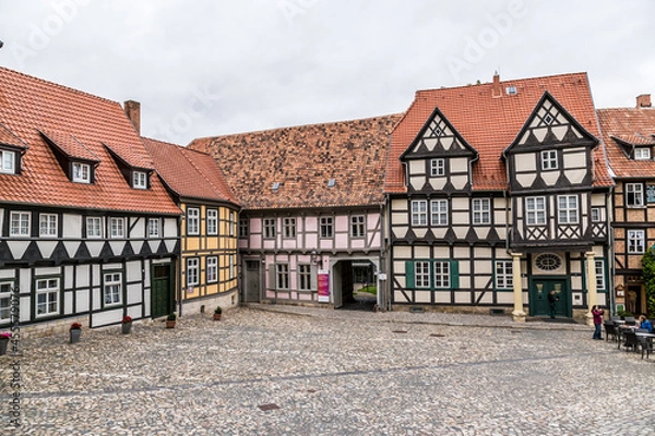 Fototapeta Quedlinburg, Germany. Picturesque houses on the square in front of the house of the poet Klopstock (right, 1570) 
