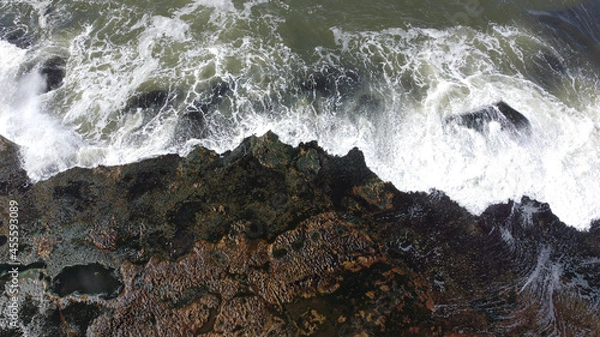 Obraz waves crashing on rocks