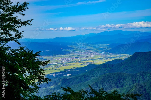 Obraz 湯沢の山から眺める収穫前の米処、南魚沼市の田んぼが黄金色に輝く秋の風景