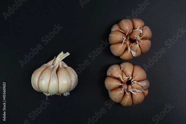 Obraz garlic placed on a black background