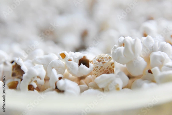 Obraz selective focus at the popcorn with no additives