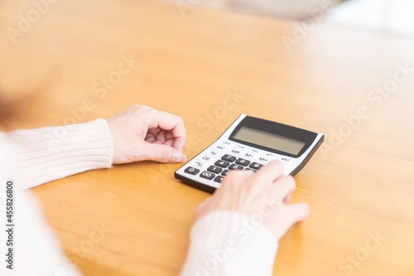 Fototapeta 電卓を持つシニア女性　手元