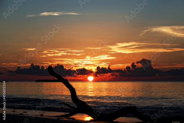 Obraz 沖縄県 波照間島 ニシ浜から見た夕日