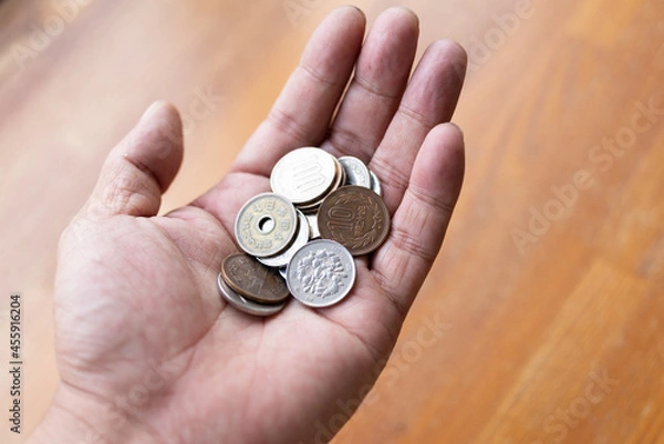 Fototapeta コインを手に持つ