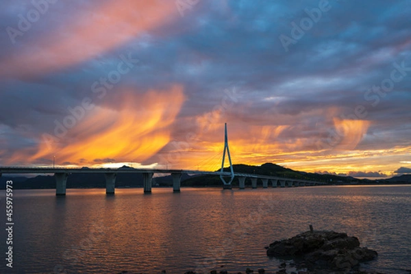 Obraz 朝日に照らされる降水条と周防大橋