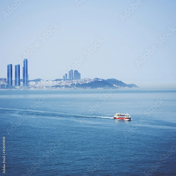 Fototapeta 가로지르는 배 