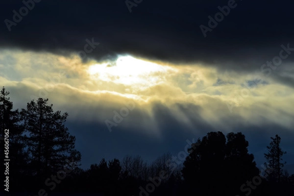 Obraz 厚い雲の切れ目から薄明光線（黄昏の光）の広がる空