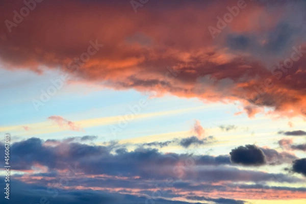 Obraz 黄昏青とオレンジ、赤と青のまだらな模様の雲が散る夕焼け空時の空