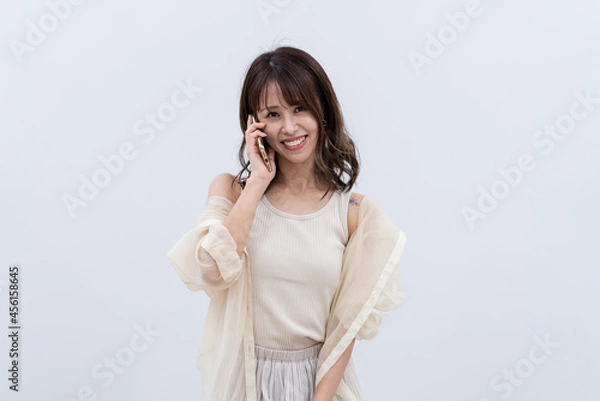 Fototapeta 携帯電話を使う女性