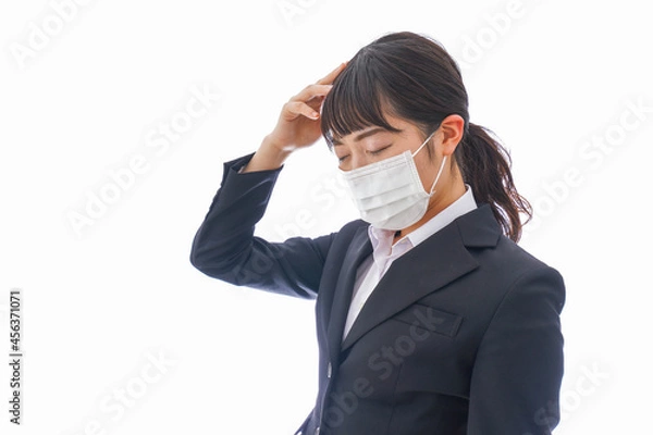 Fototapeta 朝食をつくる若い女性