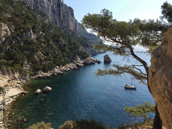 Fototapeta View of the Calanque des Pierres Tombées seen from the footpath descending to the Calanque de Sugiton in Marseille, France.
