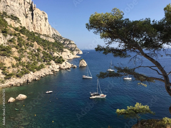 Fototapeta View of the Calanque des Pierres Tombées seen from the footpath descending to the Calanque de Sugiton in Marseille, France.
