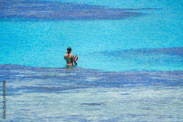 Obraz 沖縄県波照間島のニシ浜でシュノーケリングをする女性