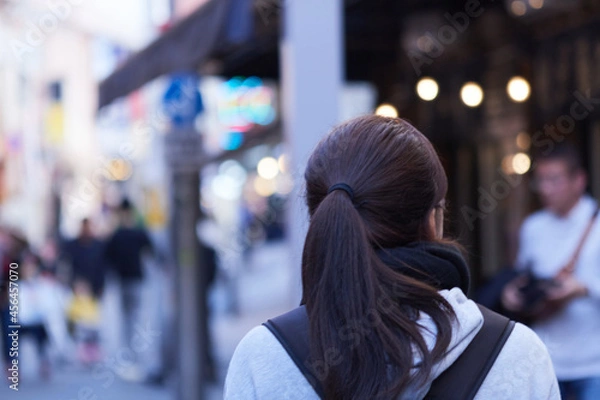 Fototapeta 都会の街を歩く女性の後ろ姿
