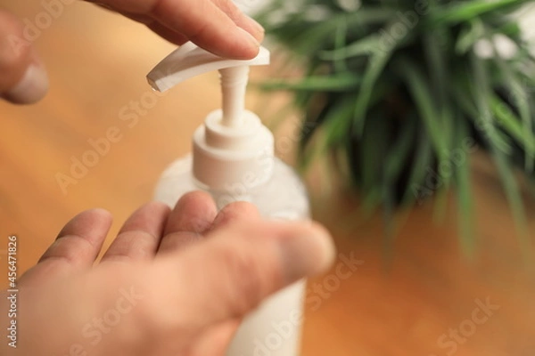 Obraz アルコール消毒液で手を消毒