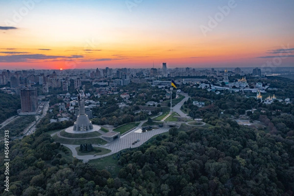 Fototapeta Monument Motherland in Kiev from a bird's eye view against the background of the evening sky. evening Kiev and the main monument of the city. the setting sun and burning city lights.