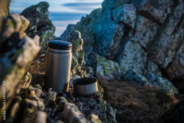 Obraz thermos flask on the rocks