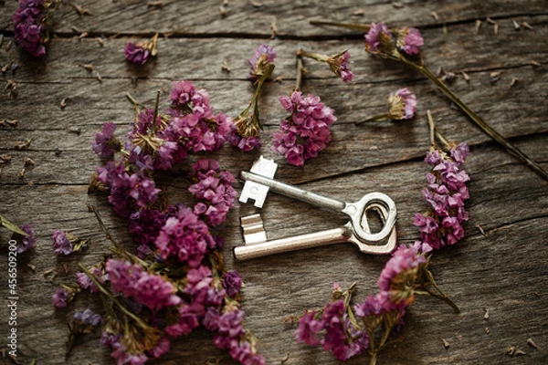 Fototapeta Two old keys. bunch of flowers on wooden background