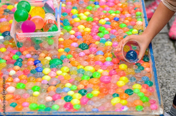 Fototapeta 縁日のスーパーボールすくいで遊ぶ