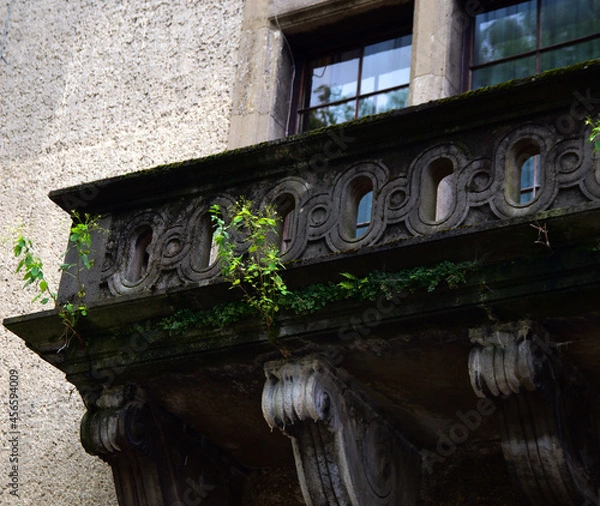 Obraz concrete balustrade of the balcony with a geometric pattern covered with moss